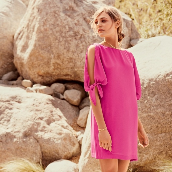 Vince Camuto Dresses & Skirts - Firm🌹Vince Camuto cold shoulder Tie sleeves shift